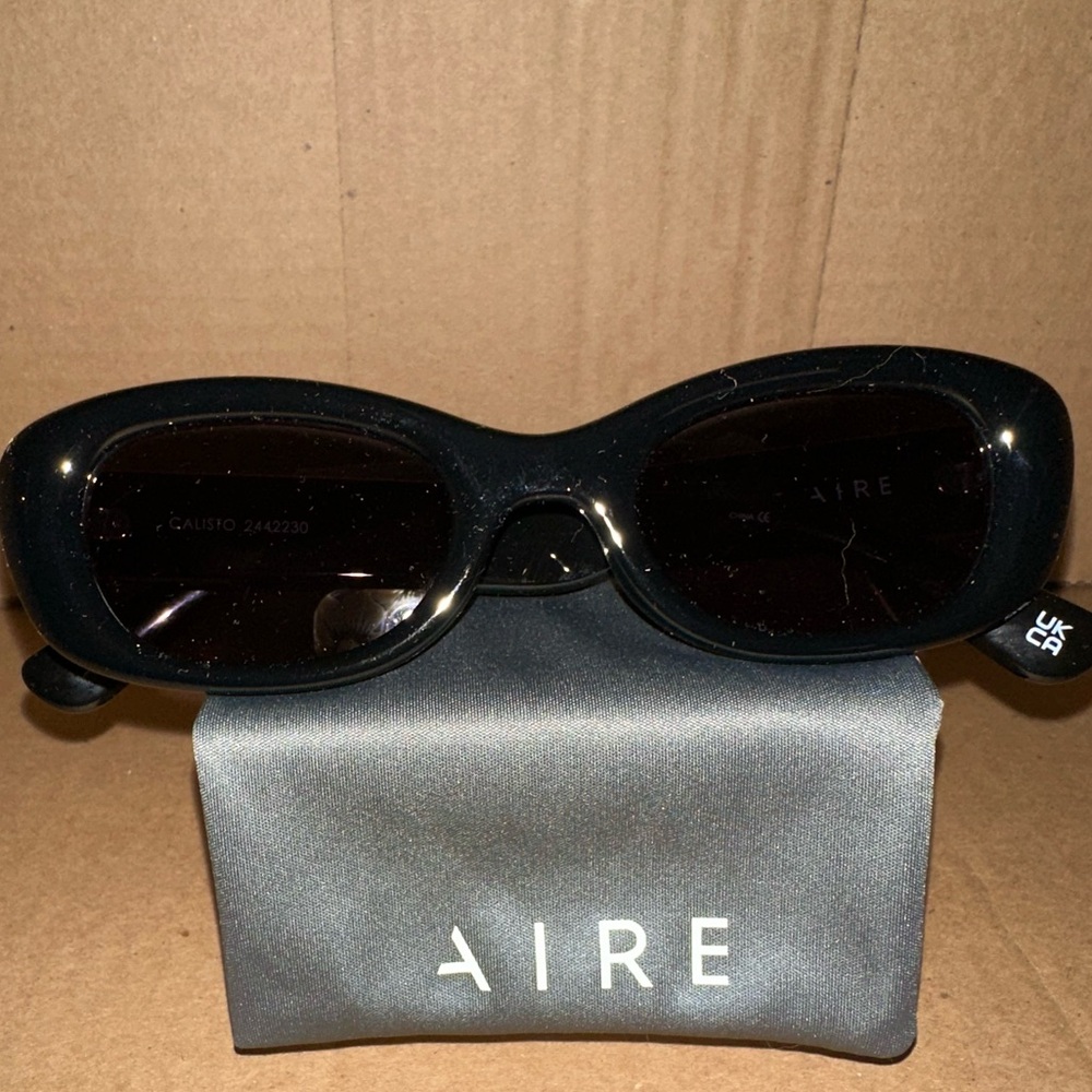 AIRE Calisto Black Oval Sunglasses NWT 90s Retro Frame UV Protection